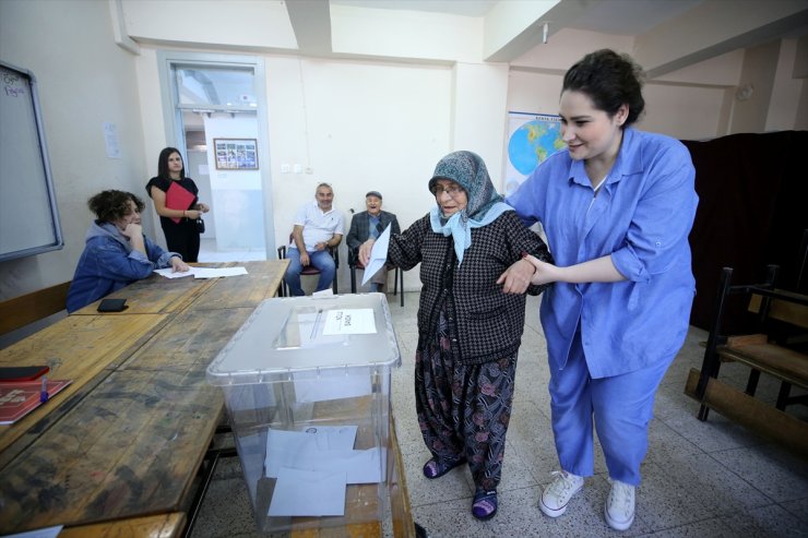 Seçimlerin yenilendiği Büyükkarıştıran'da yaşlı seçmenler yakınlarının yardımıyla oy kullandı