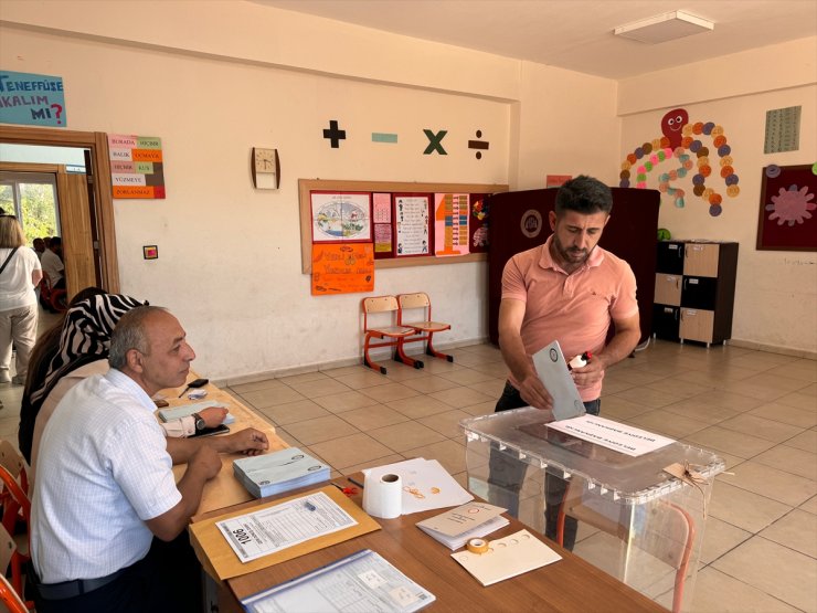 Seçimlerin yenilendiği Tunceli’nin Akpazar beldesinde oy kullanma işlemi başladı