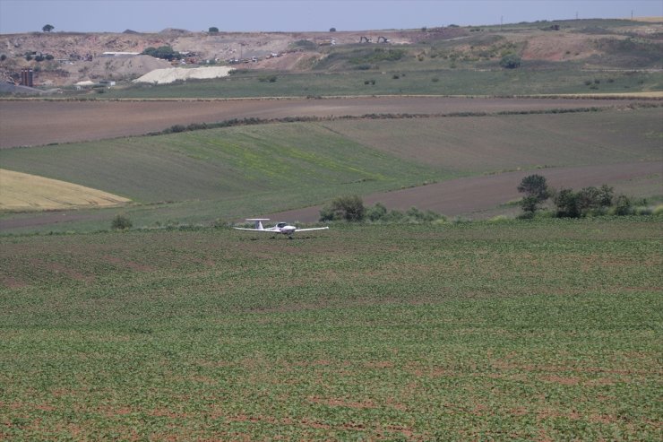 Tekirdağ'da eğitim uçağı tarlaya zorunlu iniş yaptı