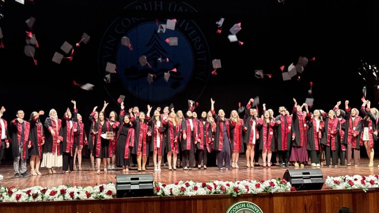 Artvin Çoruh Üniversitesinde mezuniyet töreni düzenledi