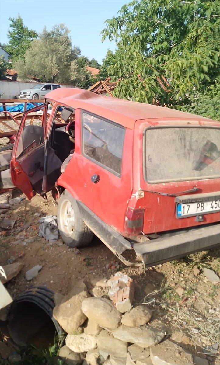 Çanakkale'de elektrik direğine çarpan otomobildeki 2 kişi ağır yaralandı