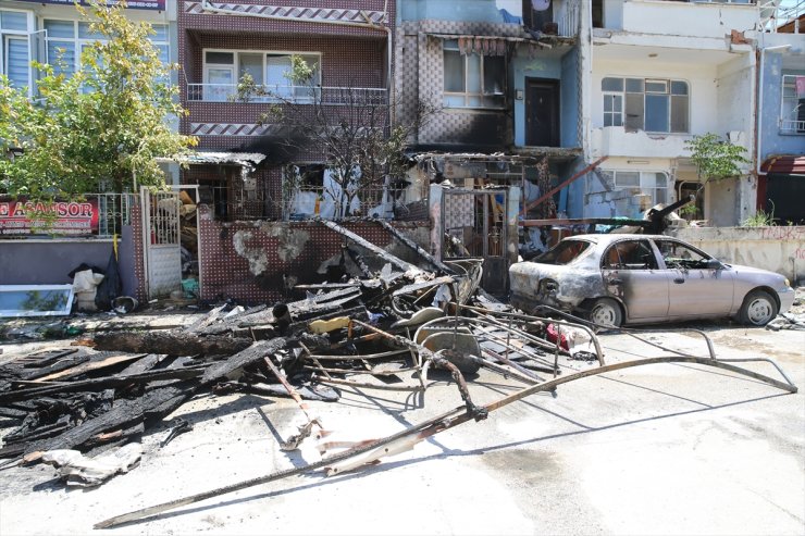 Hatay'da sokaktaki hurdalarda başlayan yangın apartmana ve otomobile sıçradı