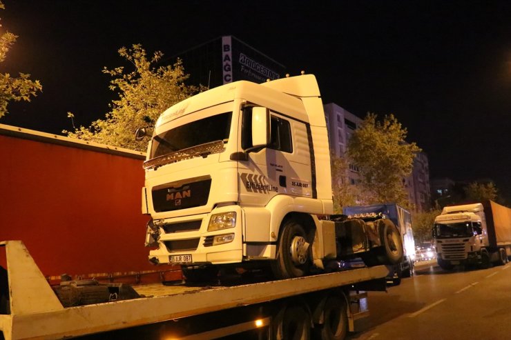 İzmir'de dorsesi devrilen hafriyat kamyonunun şoförü yaralandı