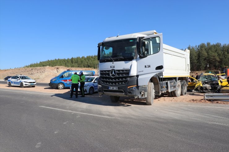 Kilis’te kamyonla çarpışan taksideki 2 kişi öldü, 8 kişi yaralandı