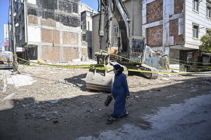 Küçükçekmece'de çöken apartman ile yıkımı yapılan binanın enkazı kaldırıldı