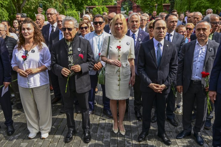 Nazım Hikmet Ran, ölümünün 61. yılında Moskova'daki mezarı başında anıldı