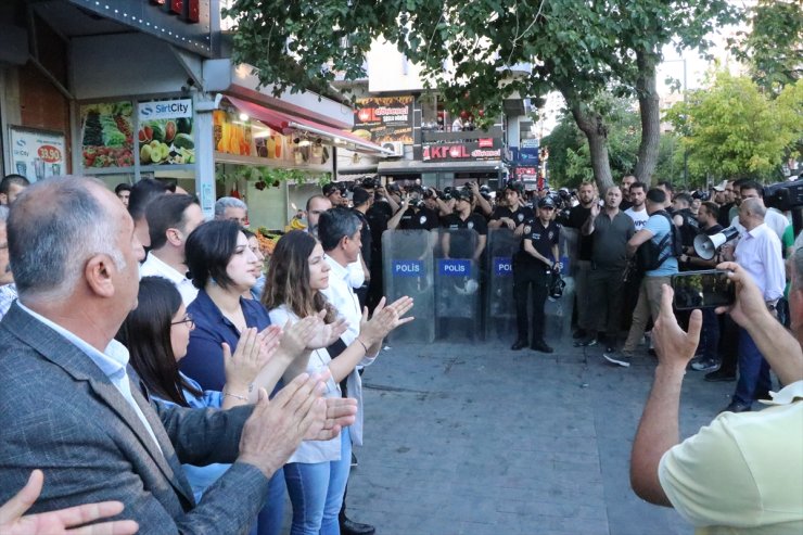 Siirt'te izinsiz basın açıklaması yapmak isteyen gruba polis müdahale etti