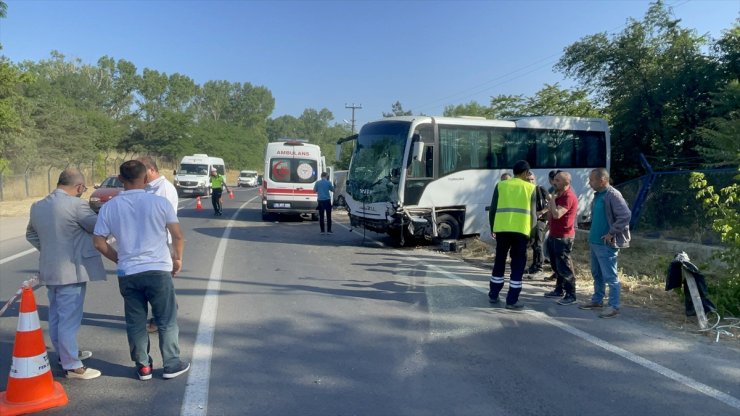 Tekirdağ'da işçi servisi ile panelvanın çarpışması sonucu 2 kişi öldü, 9 kişi yaralandı