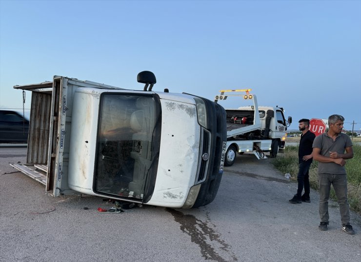 Aksaray'da otomobil ile kamyonetin çarpışması sonucu 5 kişi yaralandı