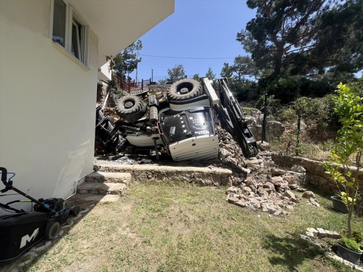 Balıkesir'de devrilen iş makinesinin altında kalan 11 yaşındaki çocuk öldü