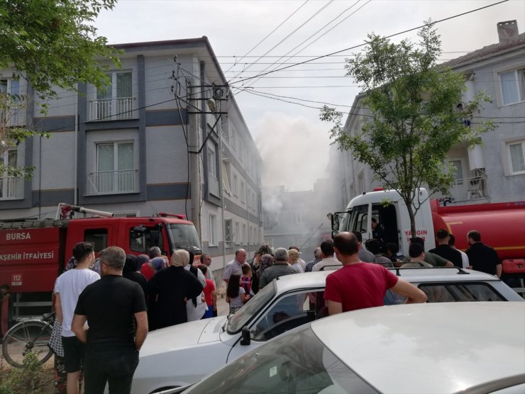 Bursa'da evde çıkan yangında dumandan etkilenen 3 kişi hastaneye kaldırıldı