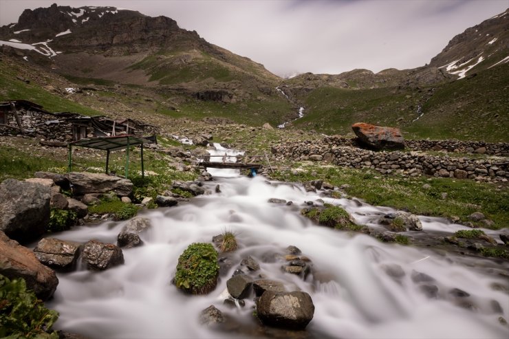 Erzurum-Rize sınırındaki zirveler doğaseverleri bekliyor