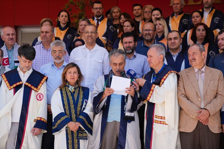 İzmir'de akademisyenler İsrail'in Gazze'ye saldırılarını protesto etti