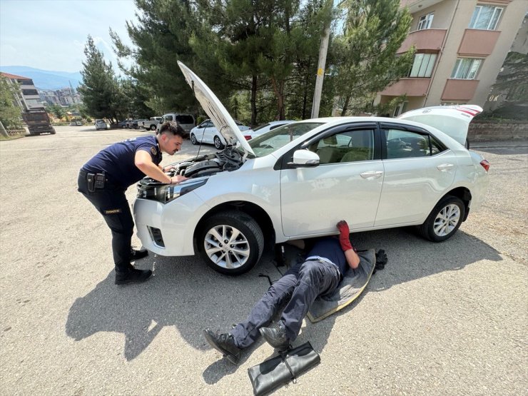 Karabük'te otomobilin motor kısmına sıkışan kedi yavrusu kurtarıldı