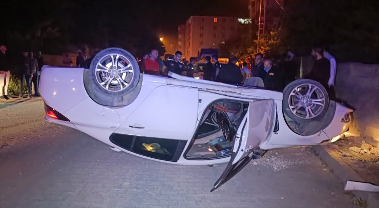 Kars'ta otomobil kaldırımda yürüyen yayaya çarpıp devrildi, 2 kişi ağır yaralandı