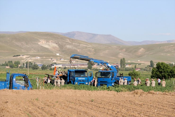 Kayseri'de kaza kırıma uğrayan eğitim uçağının enkazı kaldırıldı