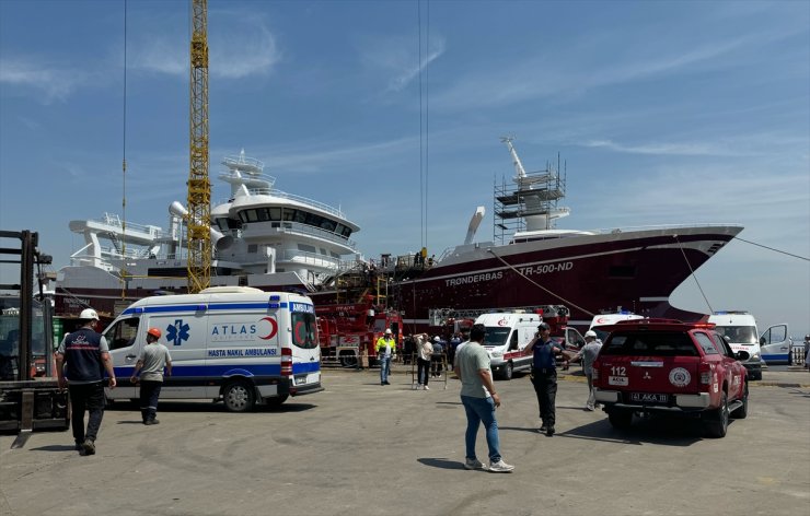 GÜNCELLEME - Kocaeli'de tersanedeki gemide çıkan yangında yaralanan 4 personel hastaneye kaldırıldı