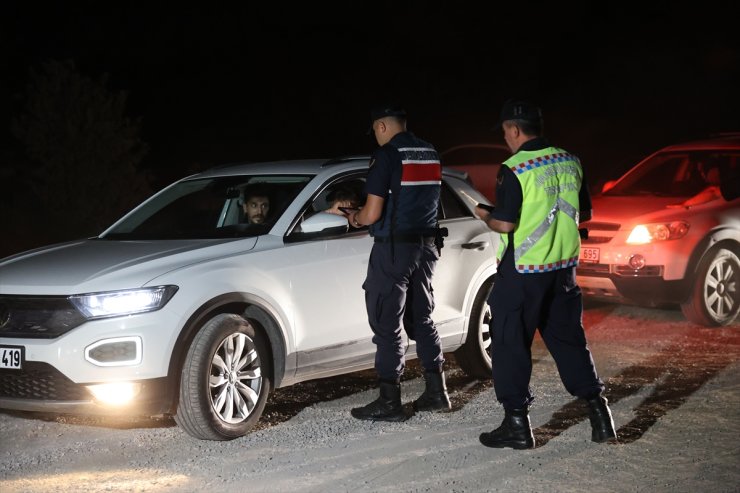 Sivas'ta jandarma ekipleri trafik ve asayiş uygulaması yaptı