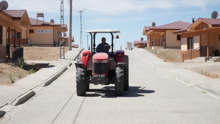 Adıyaman'da köy evlerinin depremzedelere teslimi sürüyor