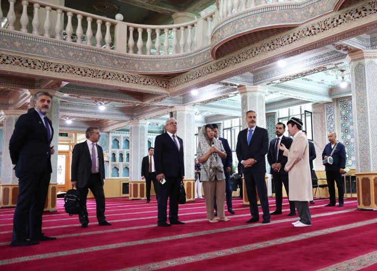 Dışişleri Bakanı Fidan, Urumçi'de Yanghang Camii'ni ve Uluslararası Büyük Pazar'ı ziyaret etti