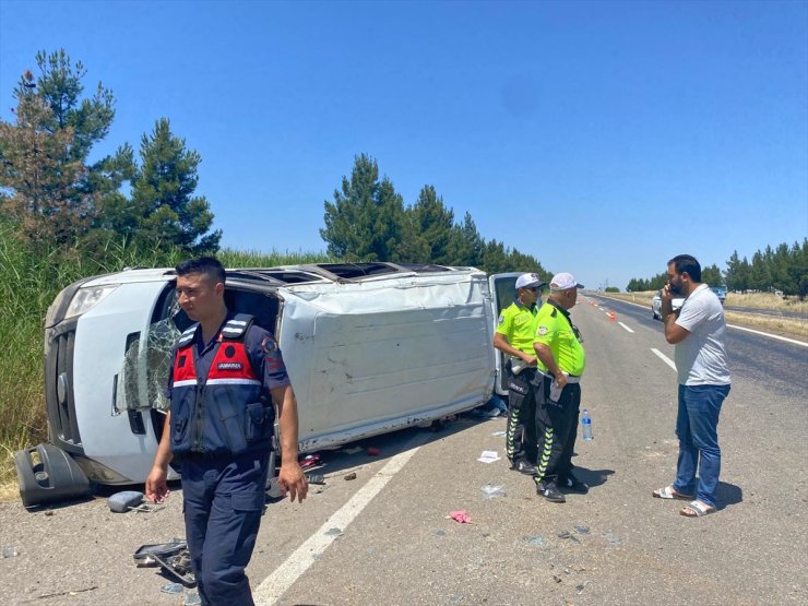 Diyarbakır'da devrilen kamyonetteki 7 kişi yaralandı