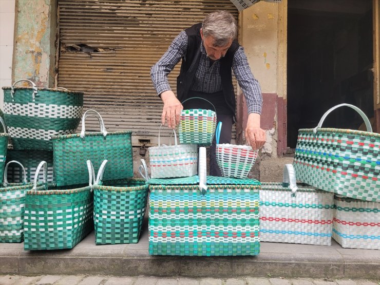 İnşaatlardan topladığı atık plastiklerden sepet yapıyor