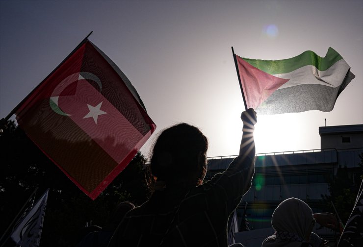 İzmir'de üniversite öğrencileri İsrail'i protesto etti