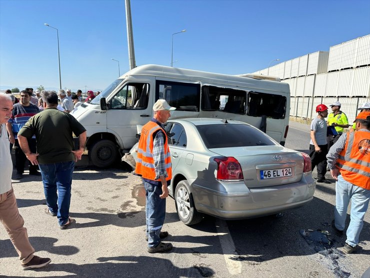 Kahramanmaraş'ta minibüs ile otomobil çarpıştı, 10 kişi yaralandı