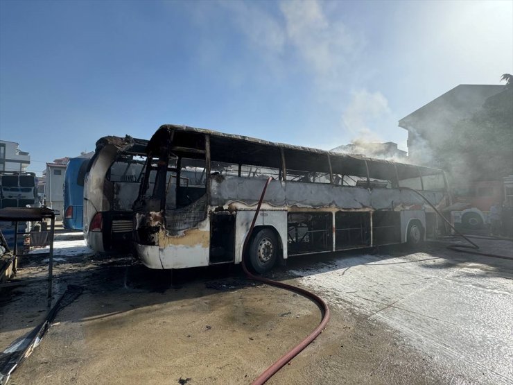 Kocaeli'de çıkan yangında 3 otobüs kullanılamaz hale geldi