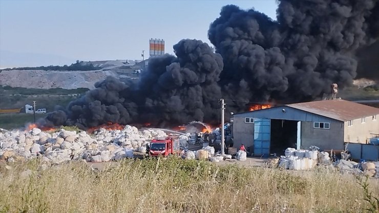 Kocaeli'de geri dönüşüm tesisinde çıkan yangına müdahale ediliyor