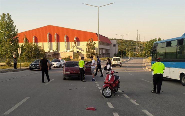 Kütahya'da kampüste sahipsiz köpeklerden kaçarken otomobille çarpışan motosikletteki 2 öğrenci yaralandı