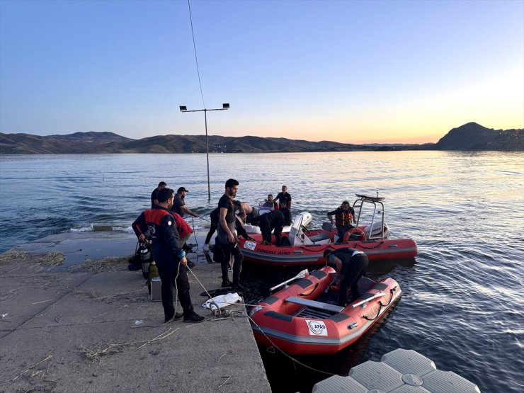 Tunceli'de feribottan atlayan kişinin bulunması için çalışmalar sürüyor