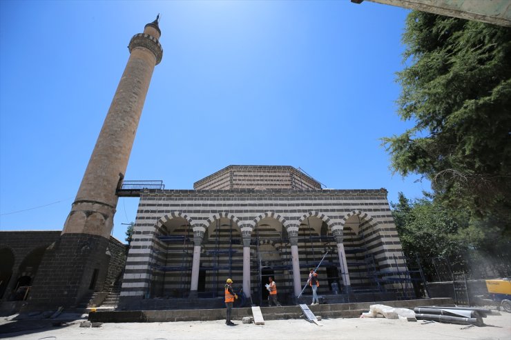 Restorasyonu süren tarihi cami çalınan çinilerine 20 yıl sonra kavuşuyor