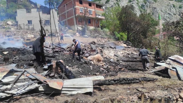 Sinop'ta çıkan yangında 3 ev ile 2 ambar yandı