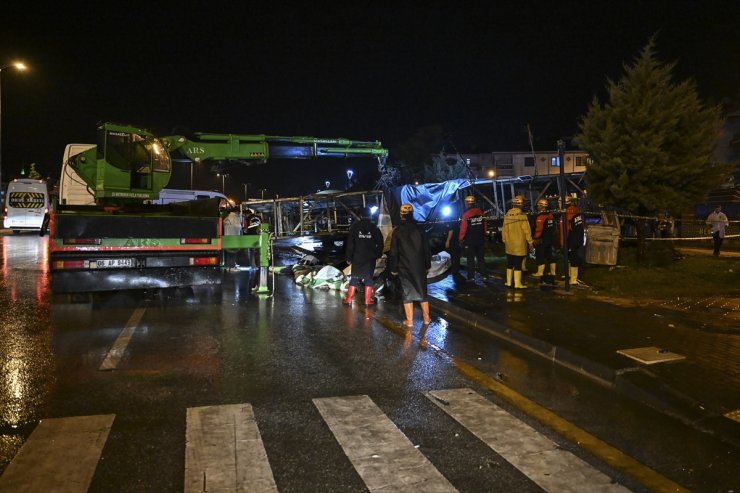 Başkentte devrilen reklam panosunun altında kalan 1 kişi öldü