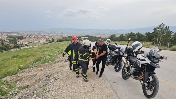 Çorum'da yamaçtan yuvarlanan otomobilde sıkışan 2 kişi yaralandı