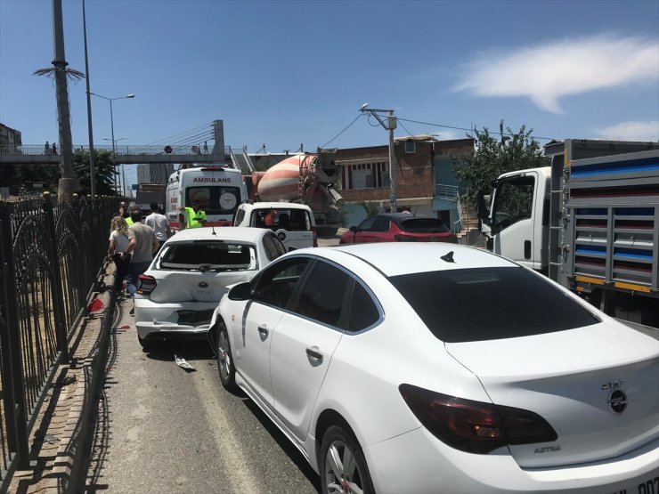 Diyarbakır'da zincirleme trafik kazasında 4 kişi yaralandı