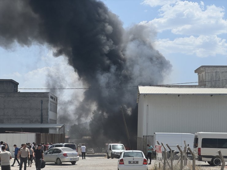 Kahramanmaraş'ta sabun imalathanesinde çıkan yangın söndürüldü