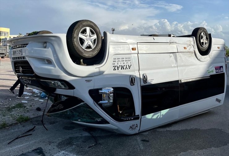 Konya'da 2 servis aracının çarpışması sonucu 7 kişi yaralandı