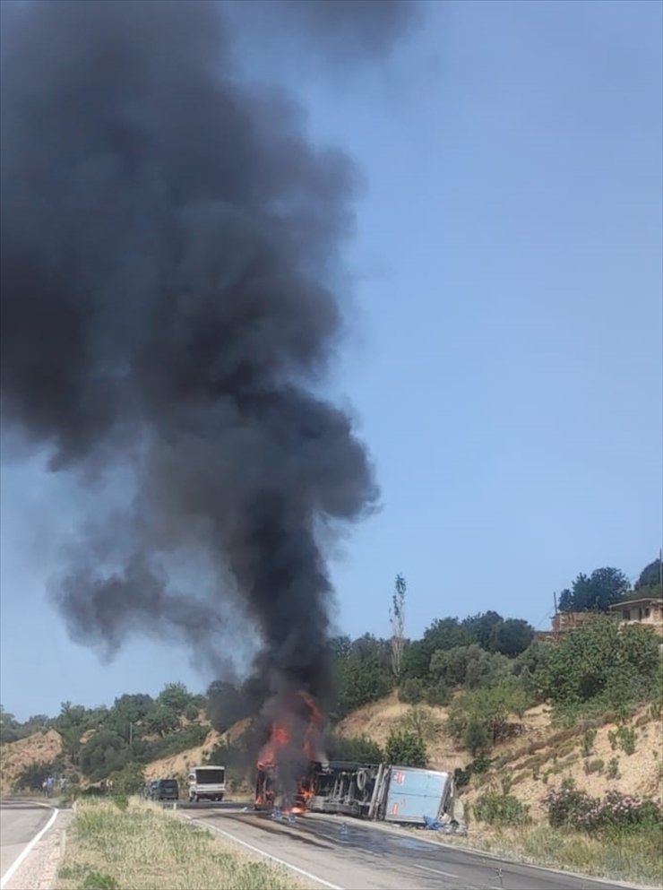 Mersin'de devrilen tırda çıkan yangın söndürüldü