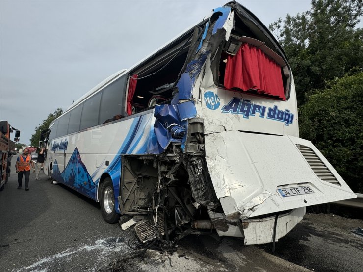 Sakarya'da tırın çarptığı otobüsteki 3 yolcu yaralandı