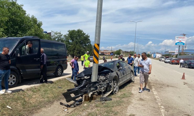 Sinop'ta aydınlatma direğine çarpan otomobildeki 5 kişi yaralandı