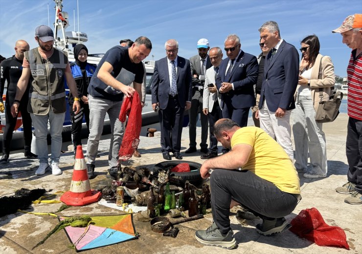 Sinop'ta denizden uçurtma, plastik duba ve şişe çıkarıldı