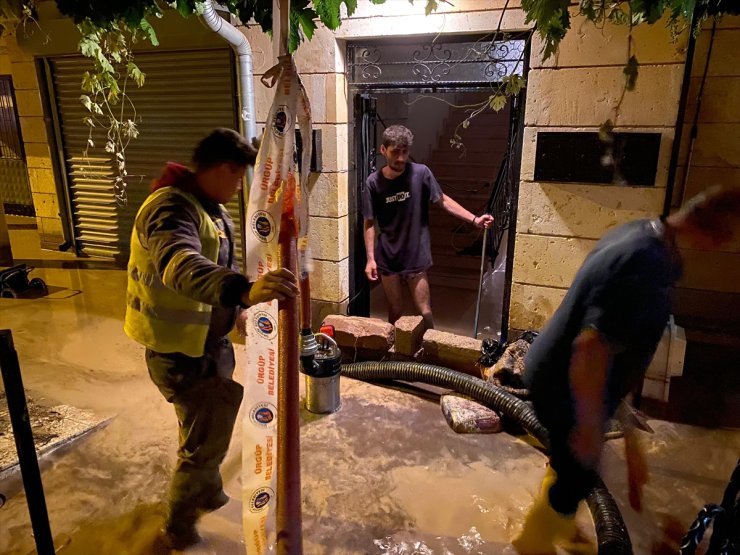 Ürgüp'te sağanak su baskınlarına neden oldu