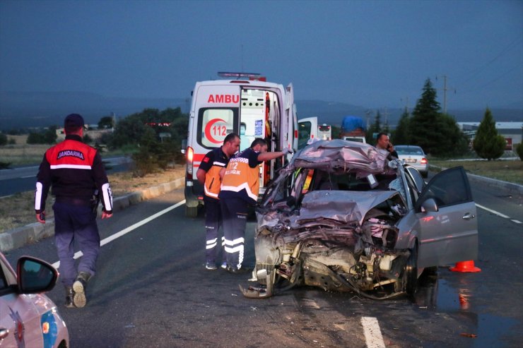 Uşak'ta kamyona çarpan otomobilin sürücüsü hayatını kaybetti