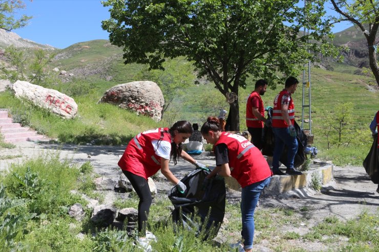 Ağrı'da İshak Paşa Sarayı bölgesinde çevre temizliği yapıldı