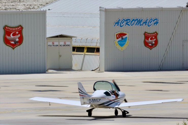 Almanya'dan 18 sportif uçakla Türkiye turuna çıkan pilotlar Eskişehir'de konakladı