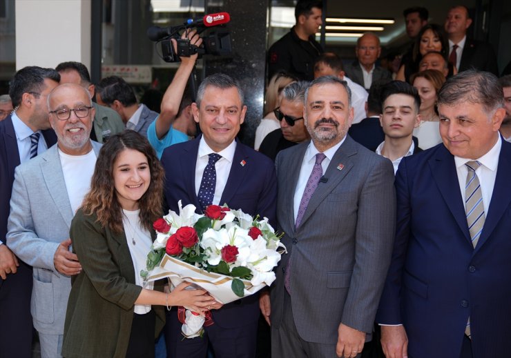 CHP Genel Başkanı Özel, İzmir'de ziyaretlerde bulundu: