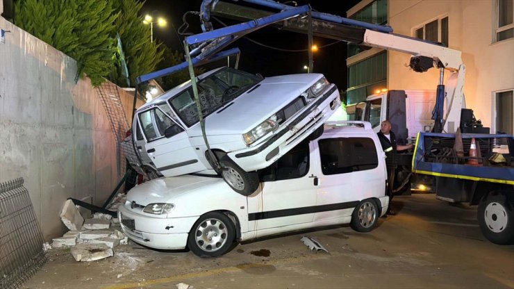 Kırıkkale'de park halindeki araçların üzerine düşen otomobilin sürücüsü yaralandı