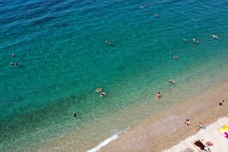 Kuşadası ve Didim'de sıcak havadan bunalanlar sahilde vakit geçirdi